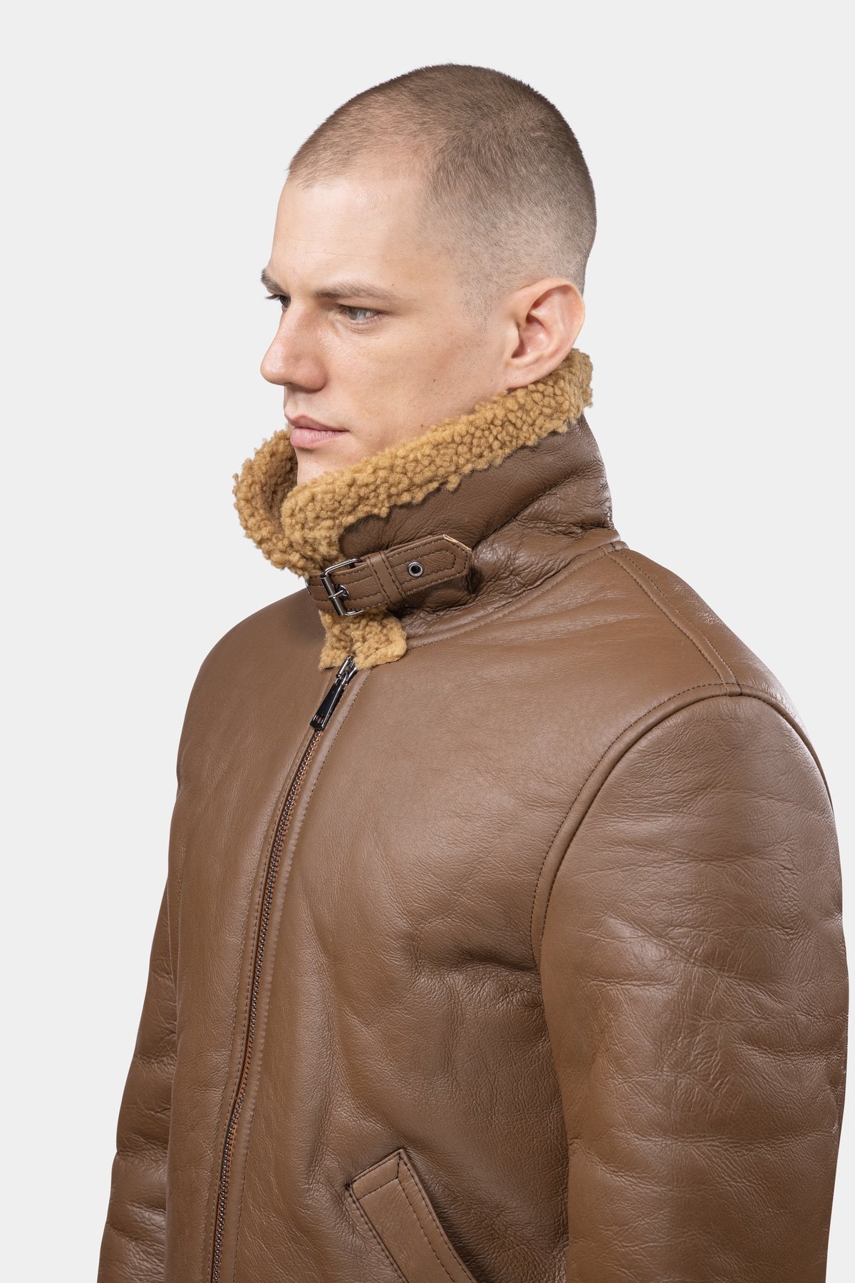 Modell trägt Herren Camel Shearling Lederjacke presnting den Kragen